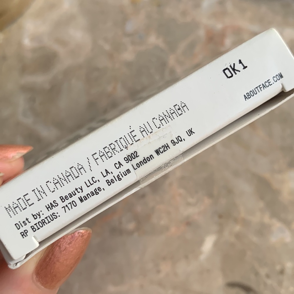 About-face Light Lock Powder - Picture 4 of 5